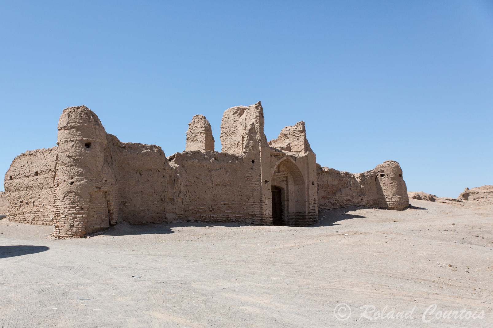 A Now Gonbad, en bordure du désert, subsiste un ensemble de caravansérails particulièrement bien conservé.