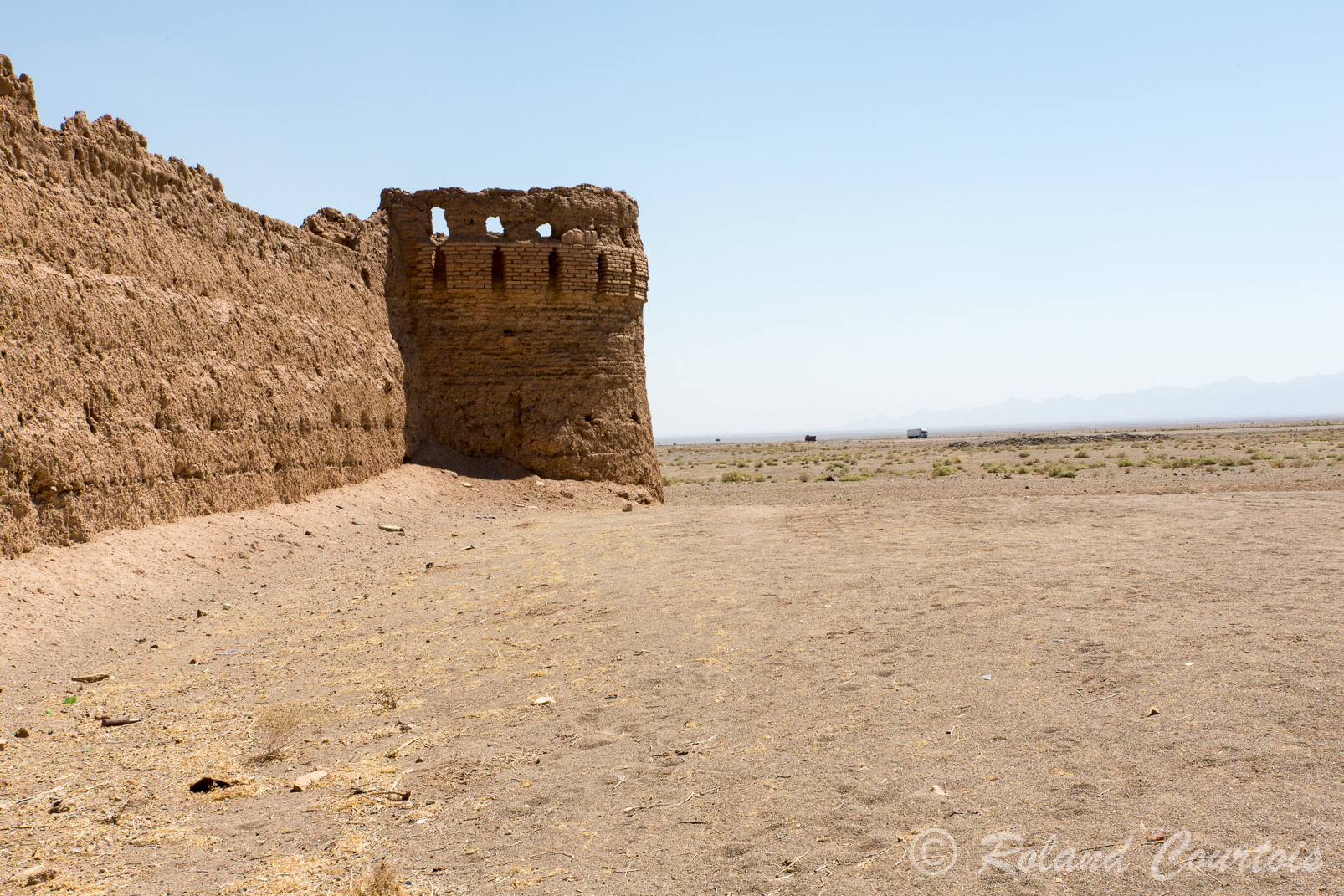 A Now Gonbad, en bordure du désert, subsiste un ensemble de caravansérails particulièrement bien conservé.
