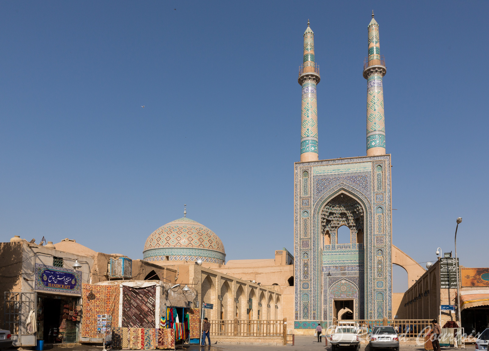 Mosquée du vendredi. Portail d’entrée surmonté de deux minarets.