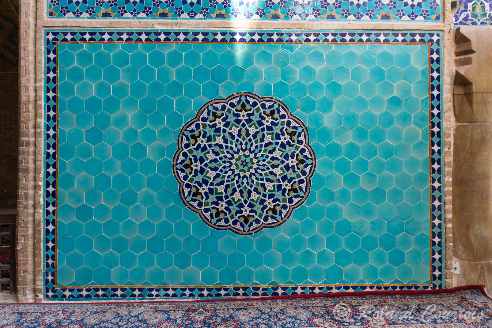Mosquée du vendredi. décor de l'iwan en mosaïques et céramiques.