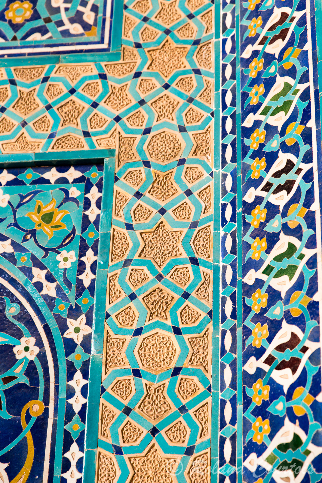 Mosquée du vendredi. Décor raffiné de mosaïques et céramiques.