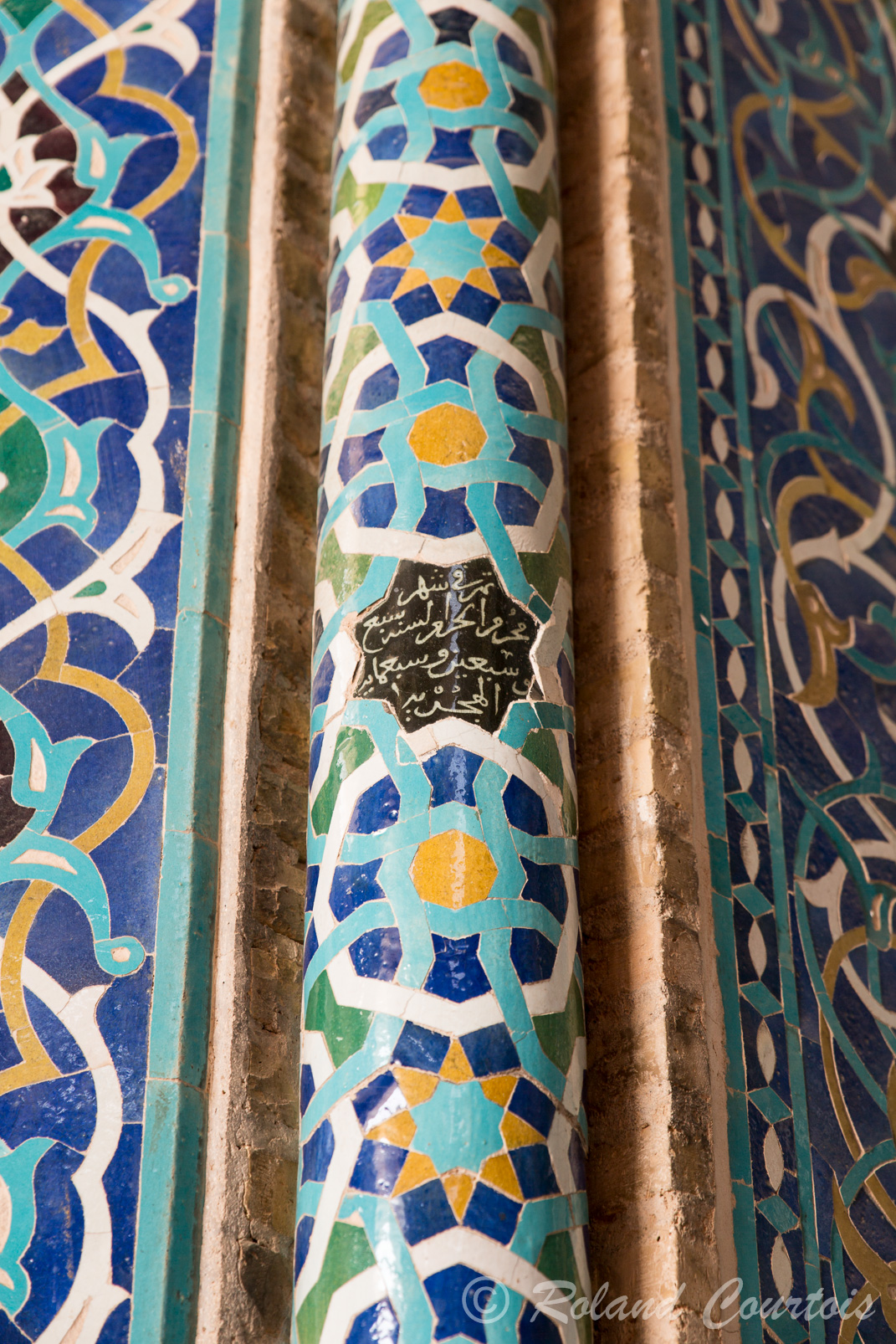 Mosquée du vendredi. Décor raffiné de mosaïques et céramiques.