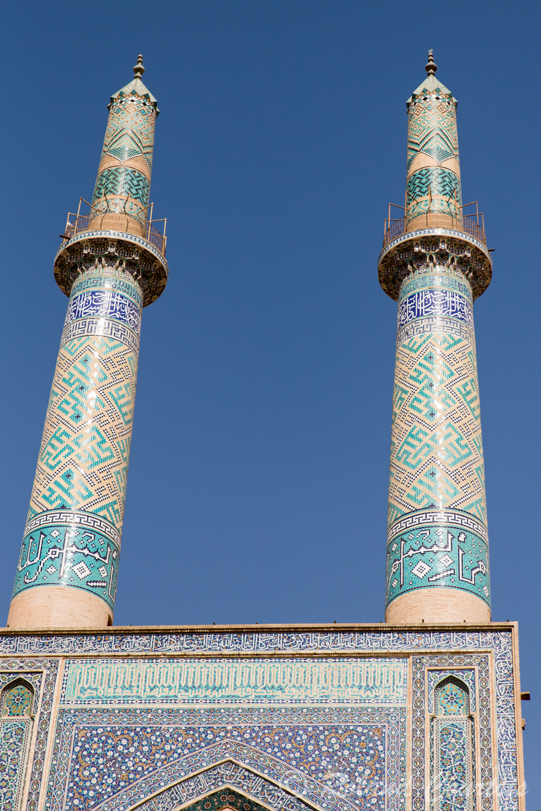 Mosquée du Vendredi. Deux minarets surmontent le portail d'entrée