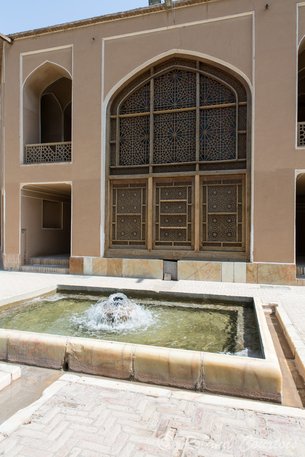 Le palais de Dowlat-Abad est éclairé par des vitraux très colorés.