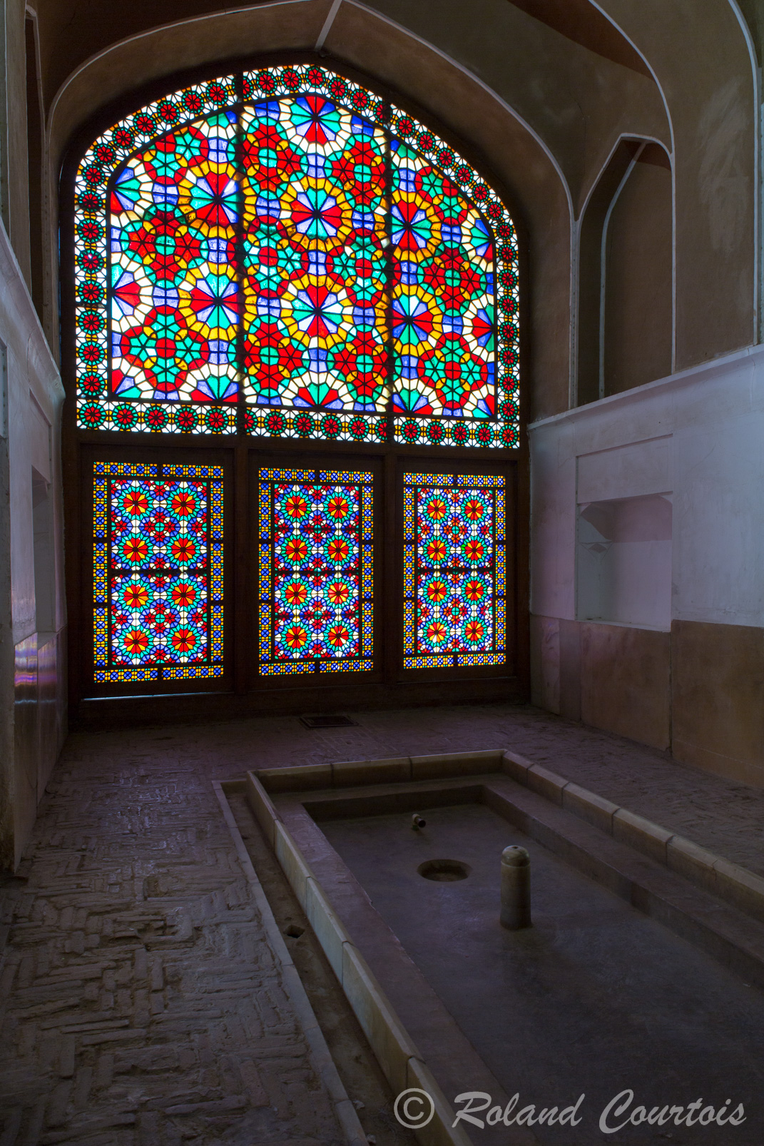 Le palais de Dowlat-Abad est éclairé par des vitraux très colorés.
