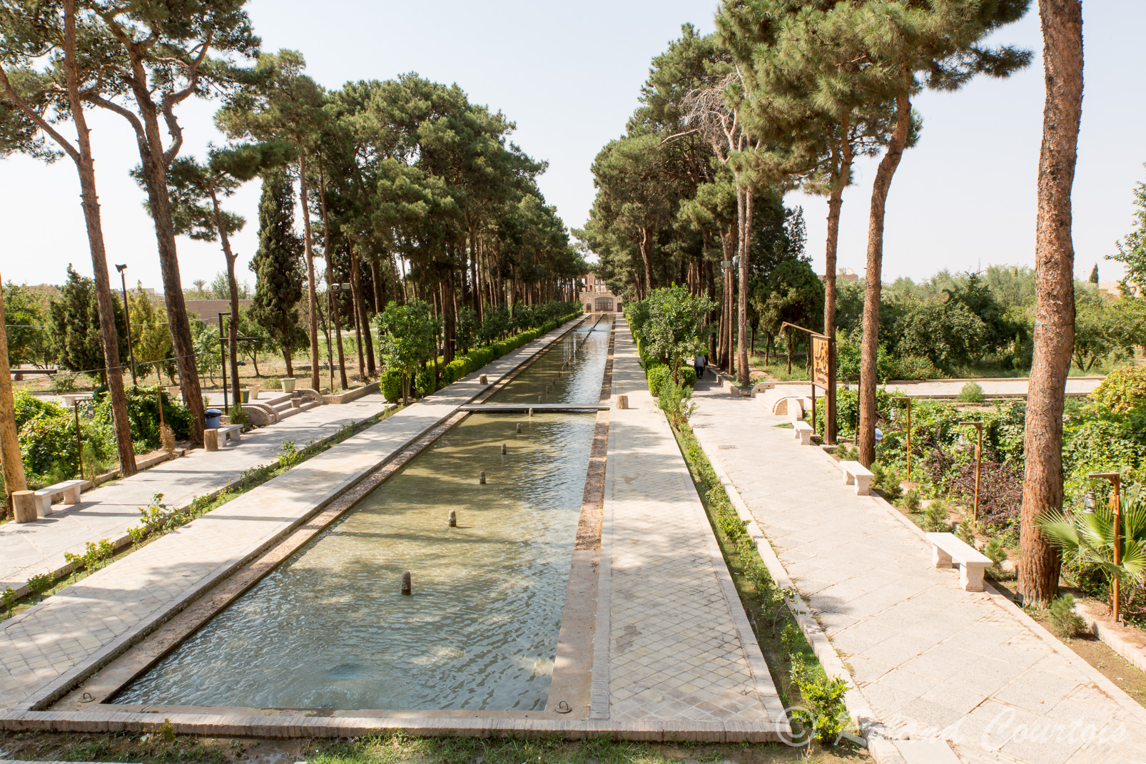 Palais de Dowlat-Abad dans un beau jardin persan.