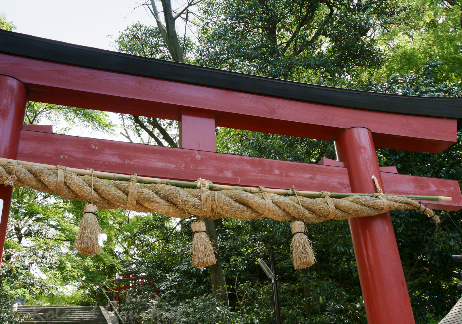 Ce torii ouvre le chemin du temple Tsurugaoka Hachimangu.
