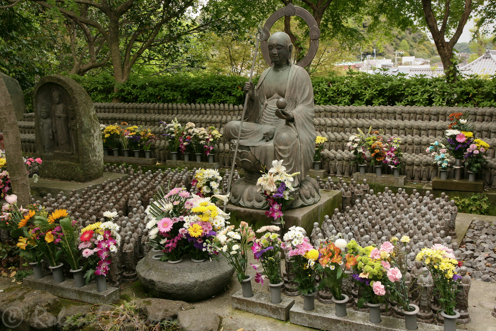 Jizo, gardien des enfants, entouré de statuettes dédiées aux enfants morts.