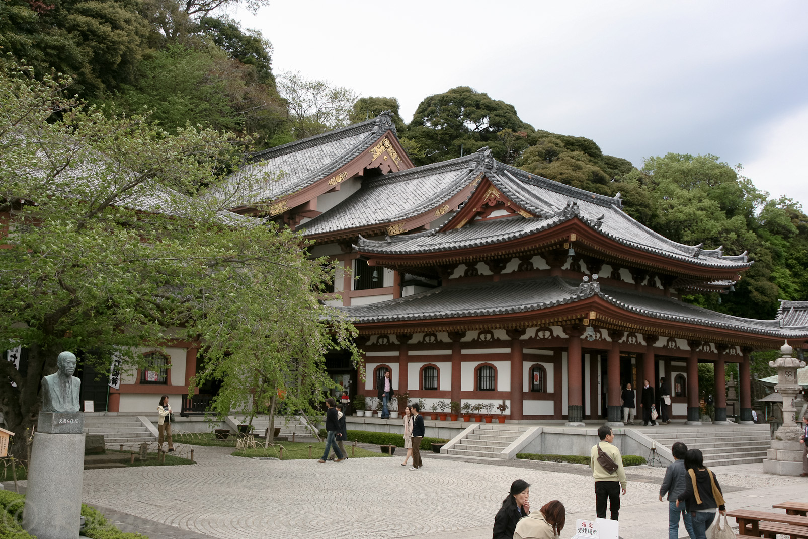 Hase-dera, dédié à Kannon, bosatsu de la Miséricorde. Ce temple est entouré de centaines de  Jizo.