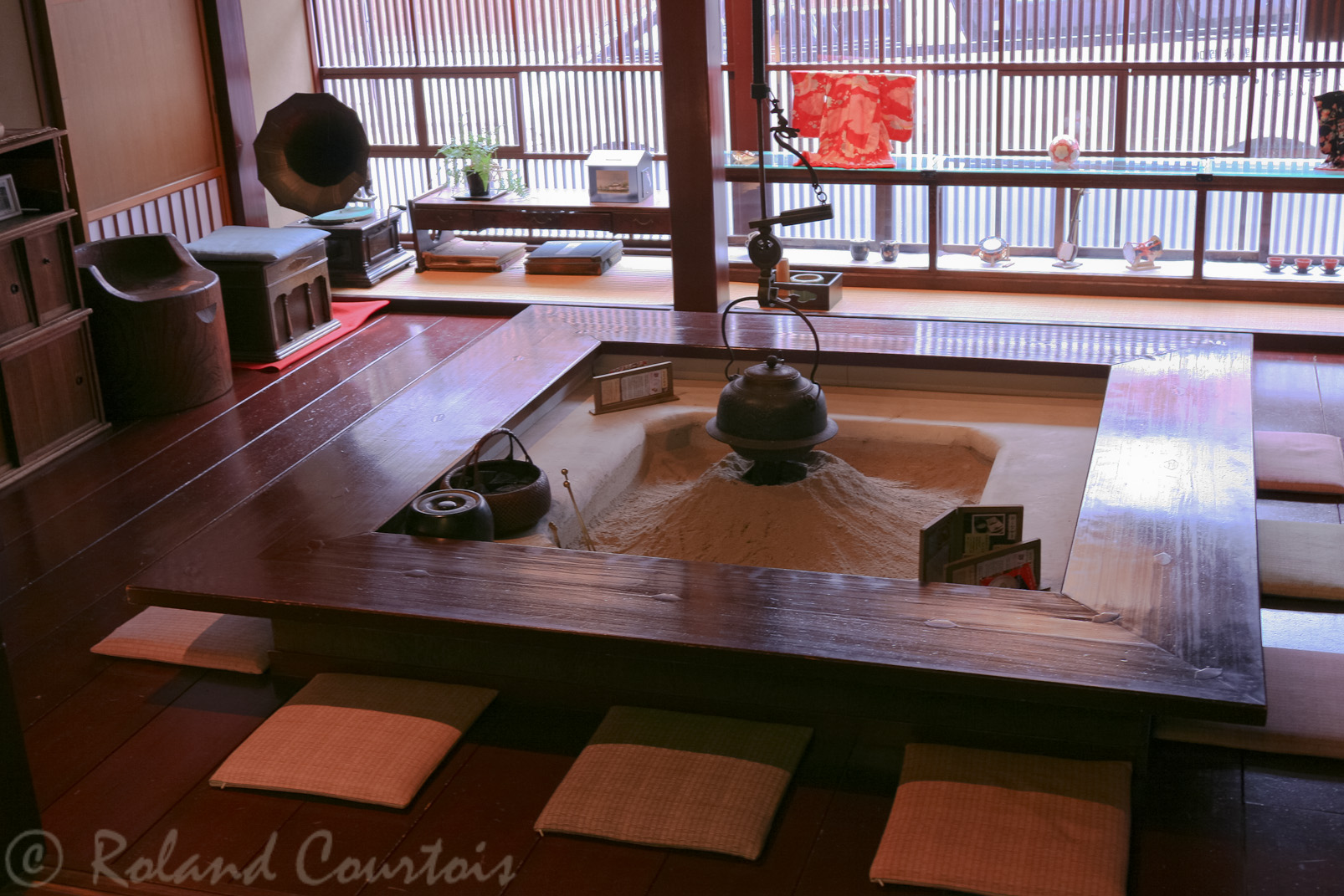 Quartier des plaisirs animés par les geishas. Intérieur d'une maison.