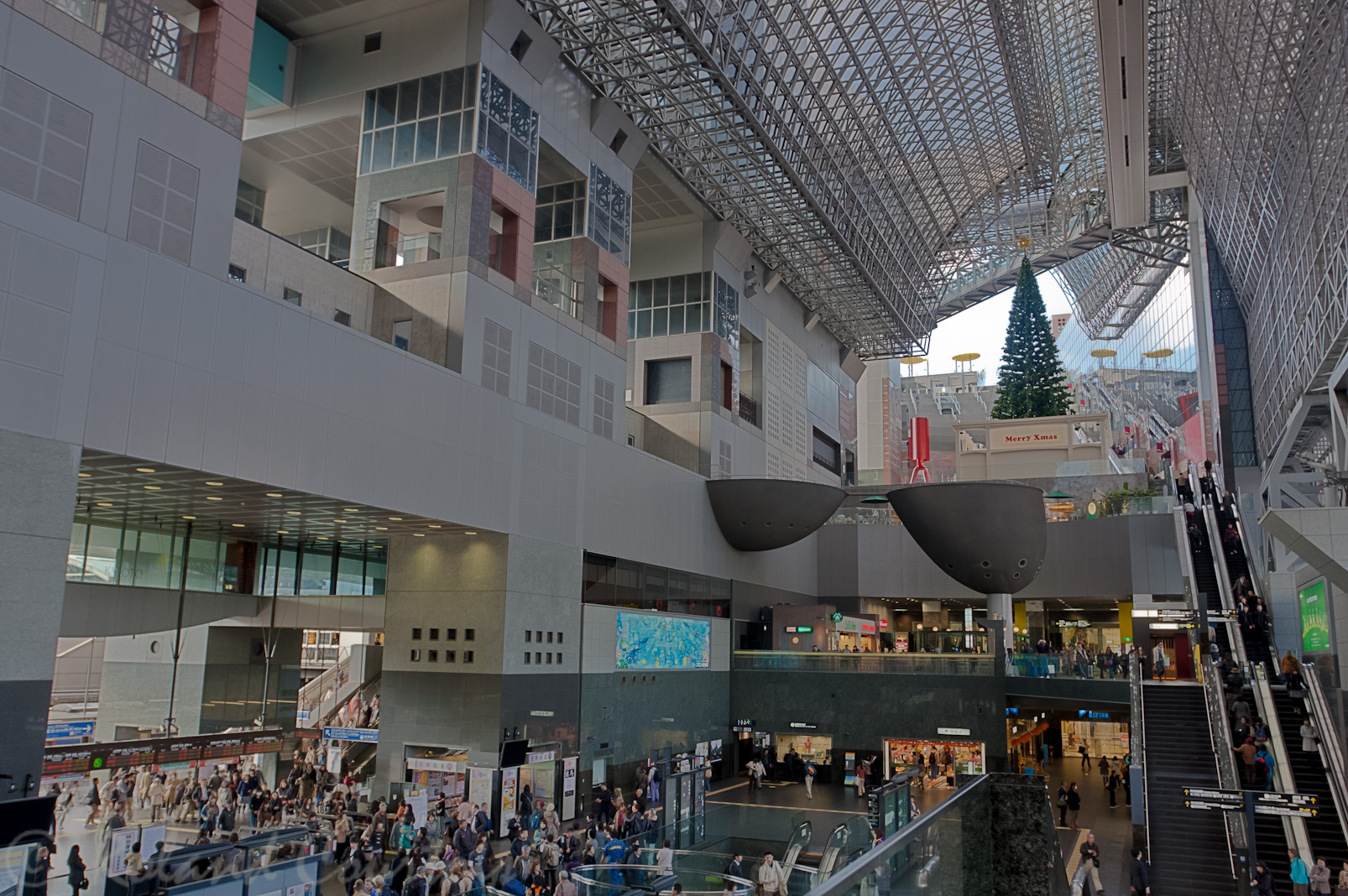 Gare de Kyoto, oeuvre de Hiroshi Hara.