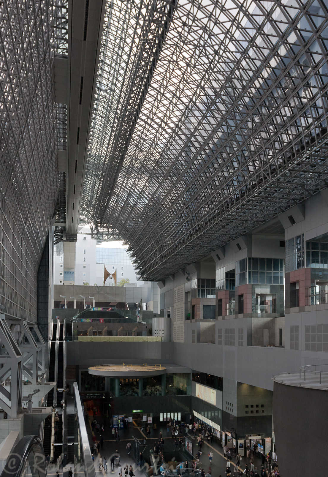 Gare de Kyoto, oeuvre de Hiroshi Hara.