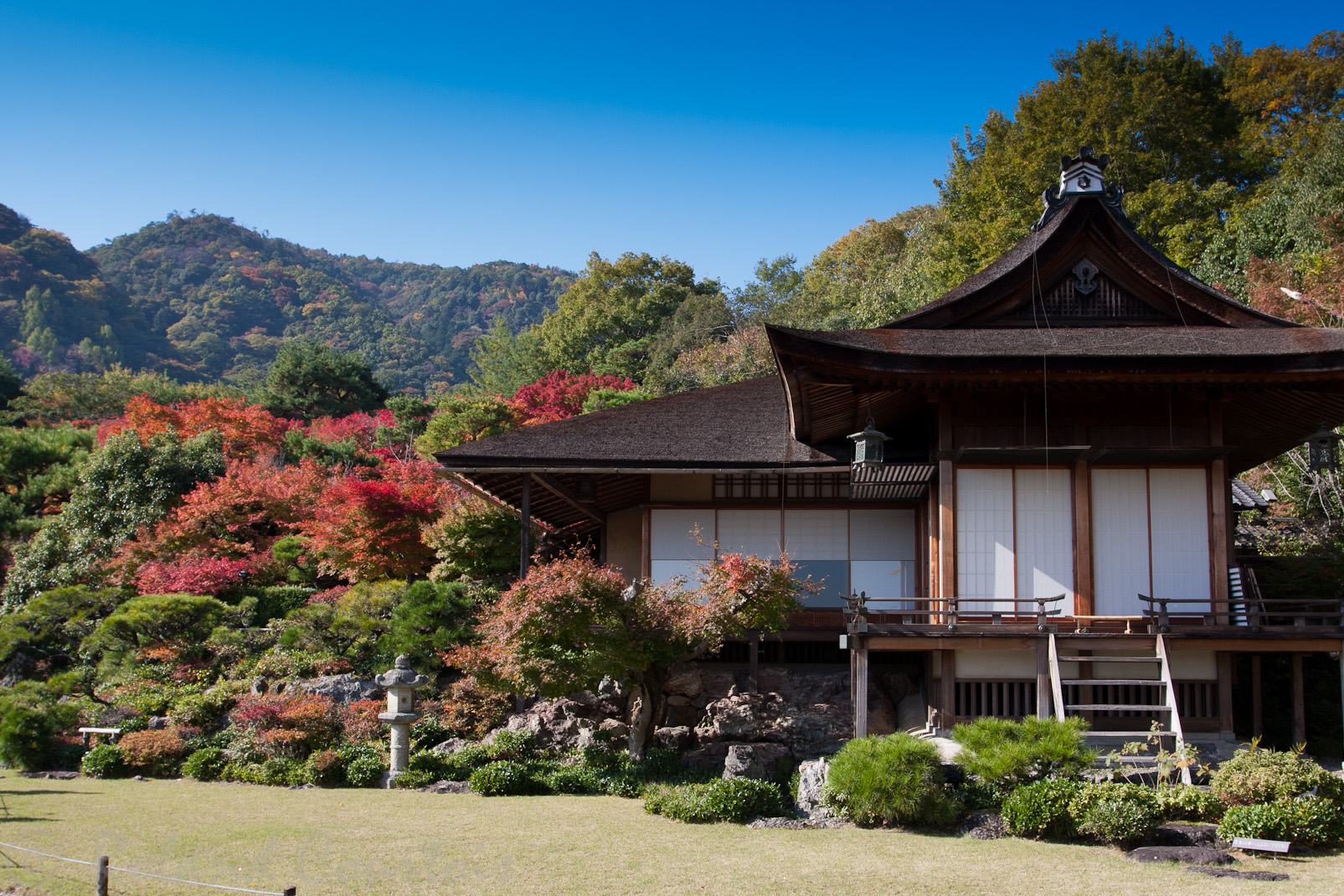 Sur les hauteurs de Kyoto, cette villa a été construite par un célèbre acteur de cinéma, Ohkohshi Denjiro. Elle est entourée d'un ravissant jardin zen.