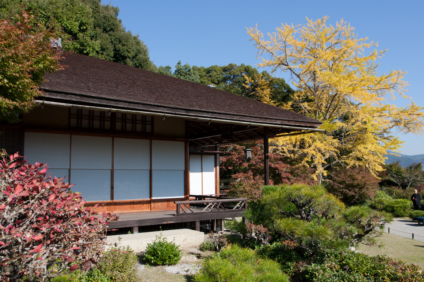 Sur les hauteurs de Kyoto, cette villa a été construite par un célèbre acteur de cinéma, Ohkohshi Denjiro. Elle est entourée d'un ravissant jardin zen.