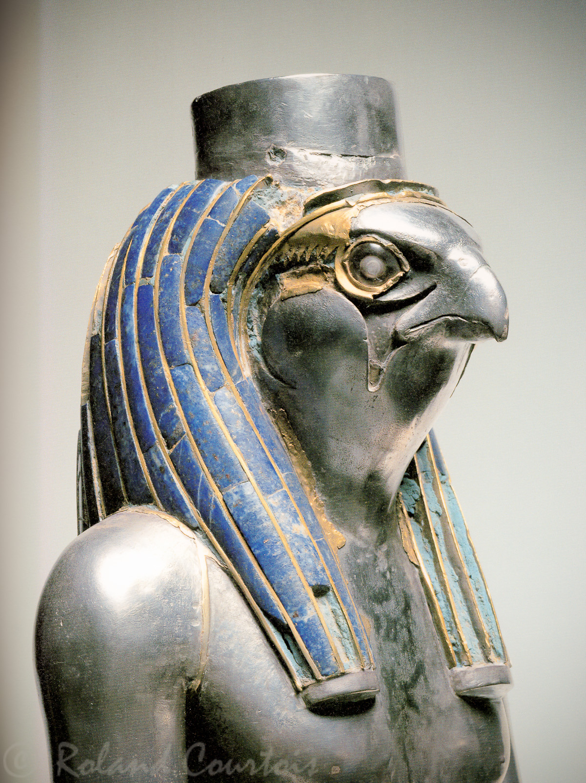 Musée Miho. Dieu Horus, en argent, or, lapis lazuli et cristal de roche. Egypte.