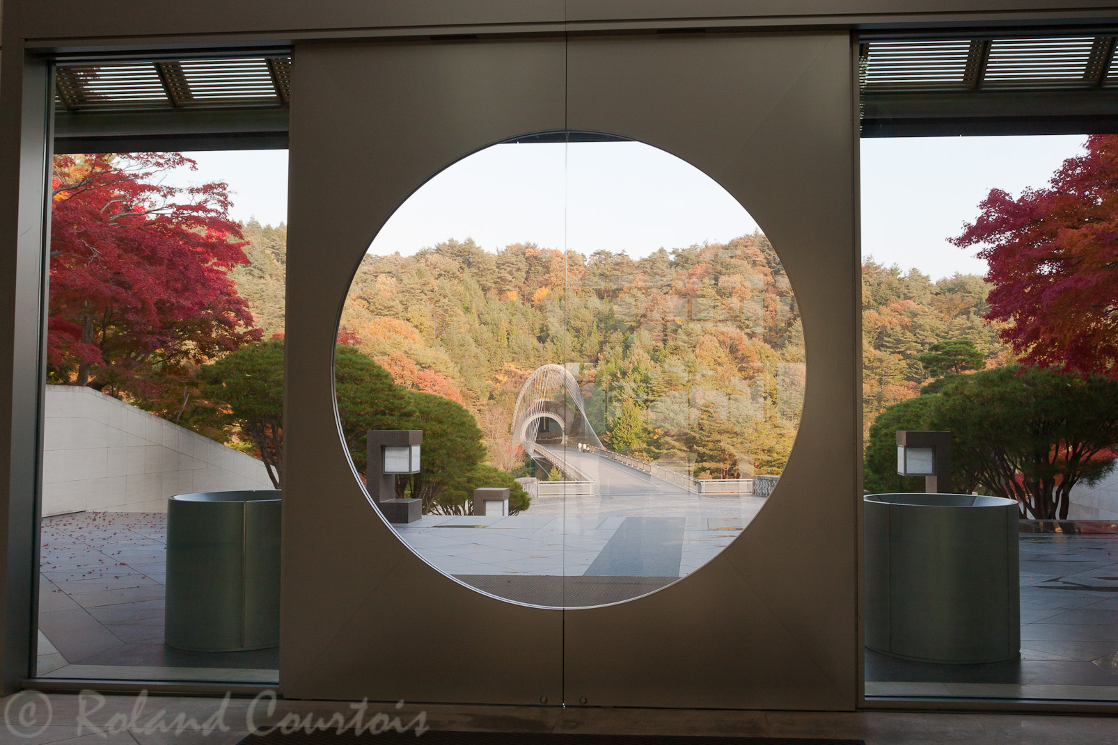 Musée Miho. Hall d'entrée et jardin en automne.