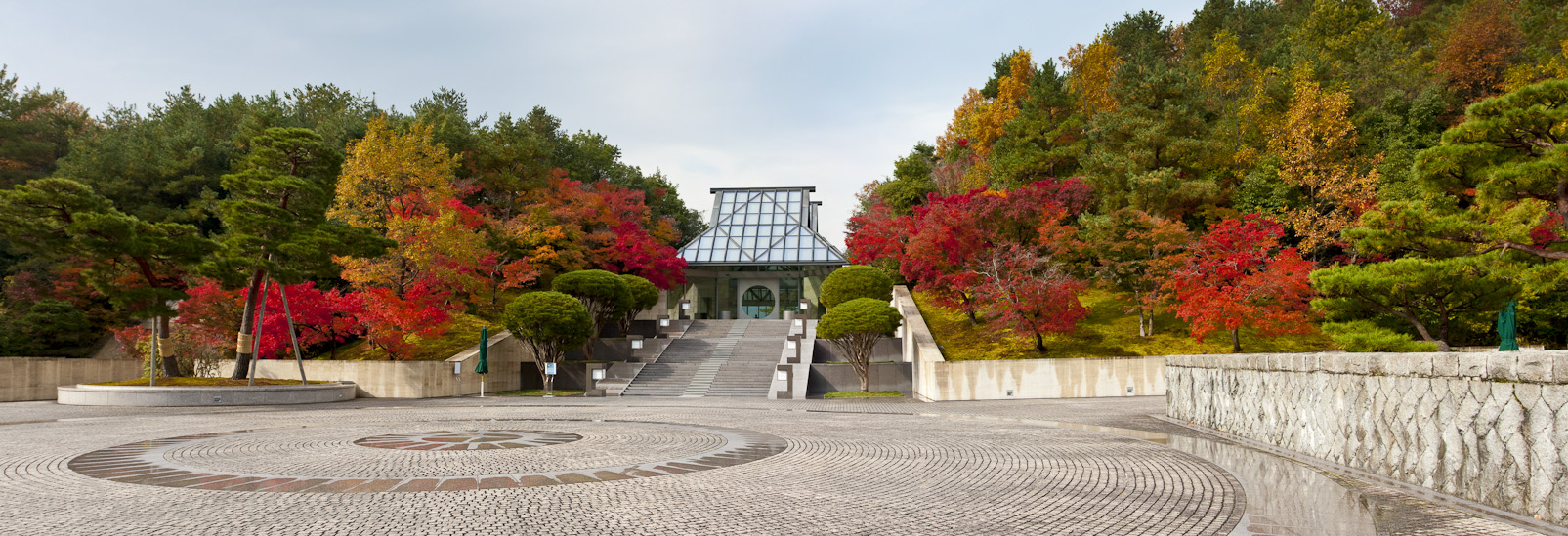 Musée Miho. Escalier d'entrée en automne.