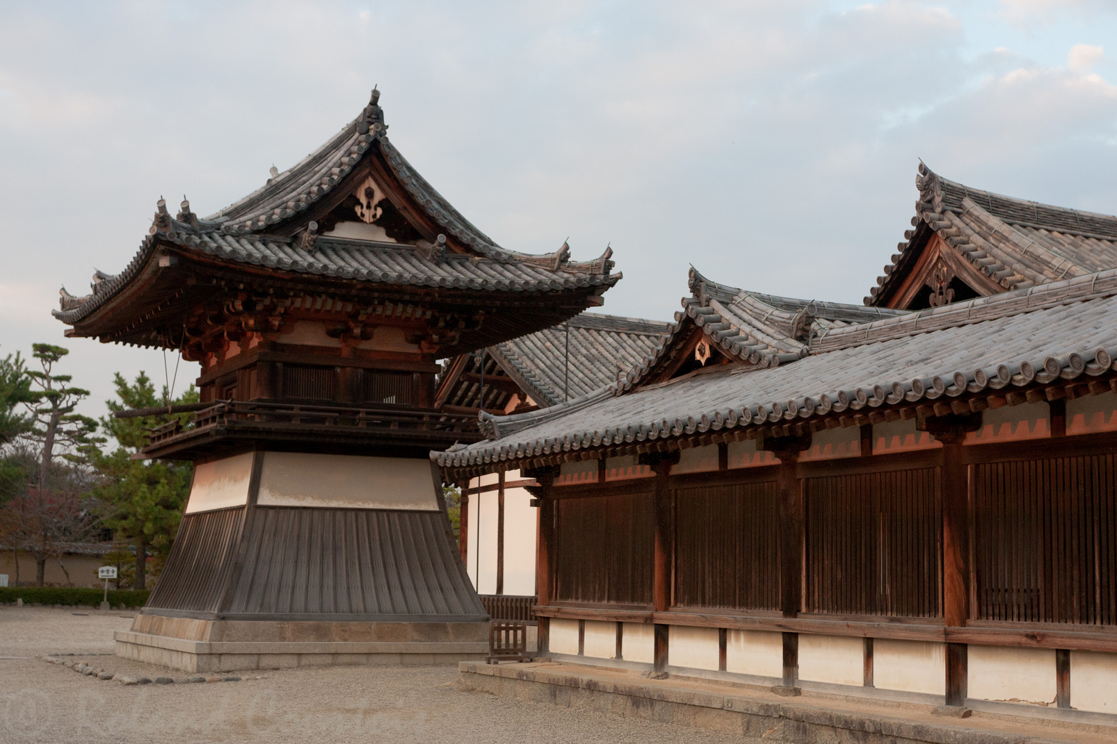 Temple Horyuji, Toin Shoro (Pavillon de la Cloche)