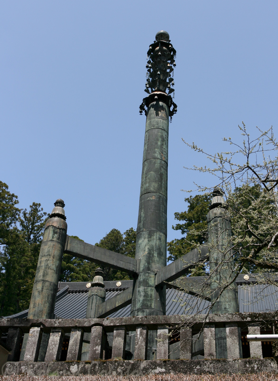 Sanbutsu-do et son Sorin-to, pilier en bronze de 15m de haut. Il contient 1000 volumes de sutras.