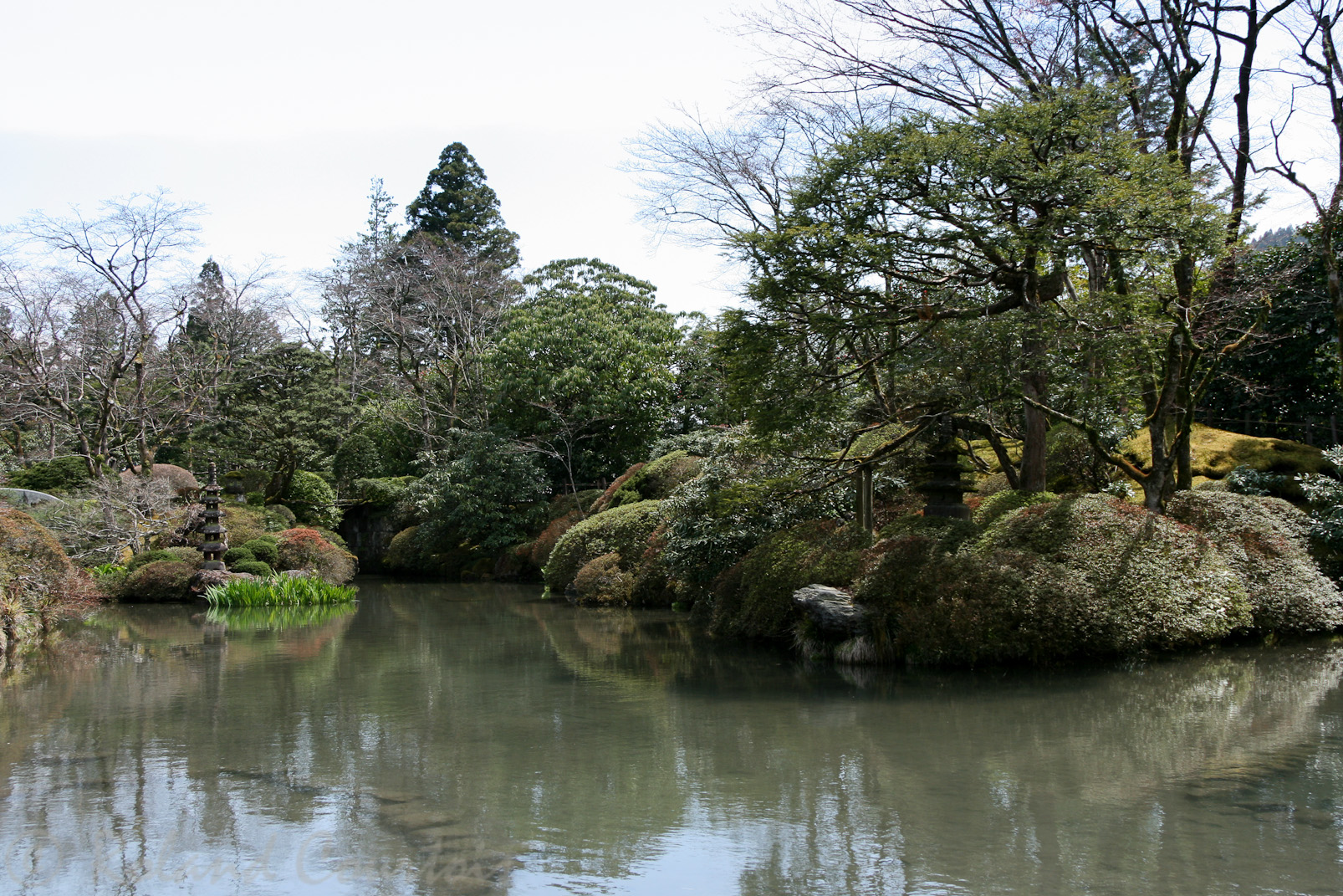 Shoyoen, jardin situé à coté du temple Rin-no-ji. Même dans l'eau, des pierres forment un dessin. Période Edo.