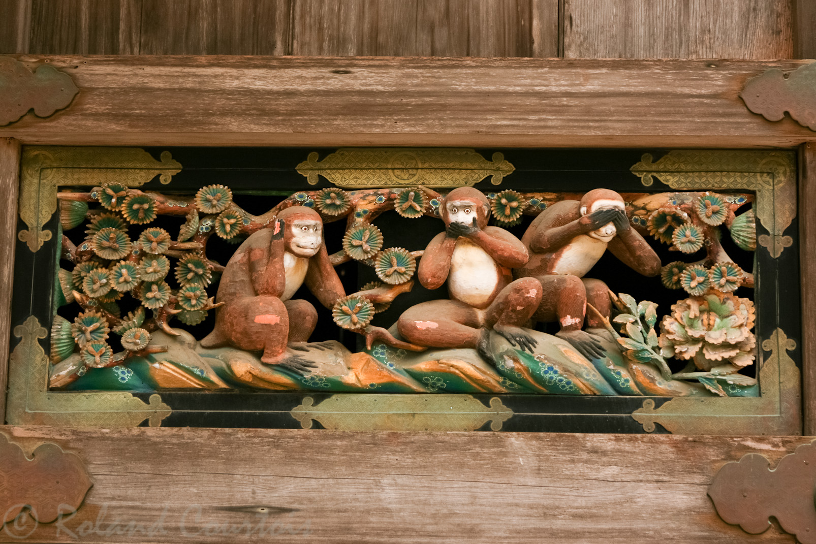 L'écurie sacrée du temple Tosho-gu. Panneau sculpté de trois singes sages décore ce bâtiment de bois brut.