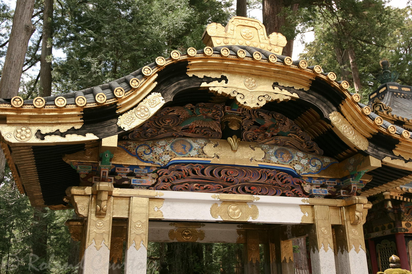 Fontaine sacrée du Tosho-gu. Toit de style chinois.
