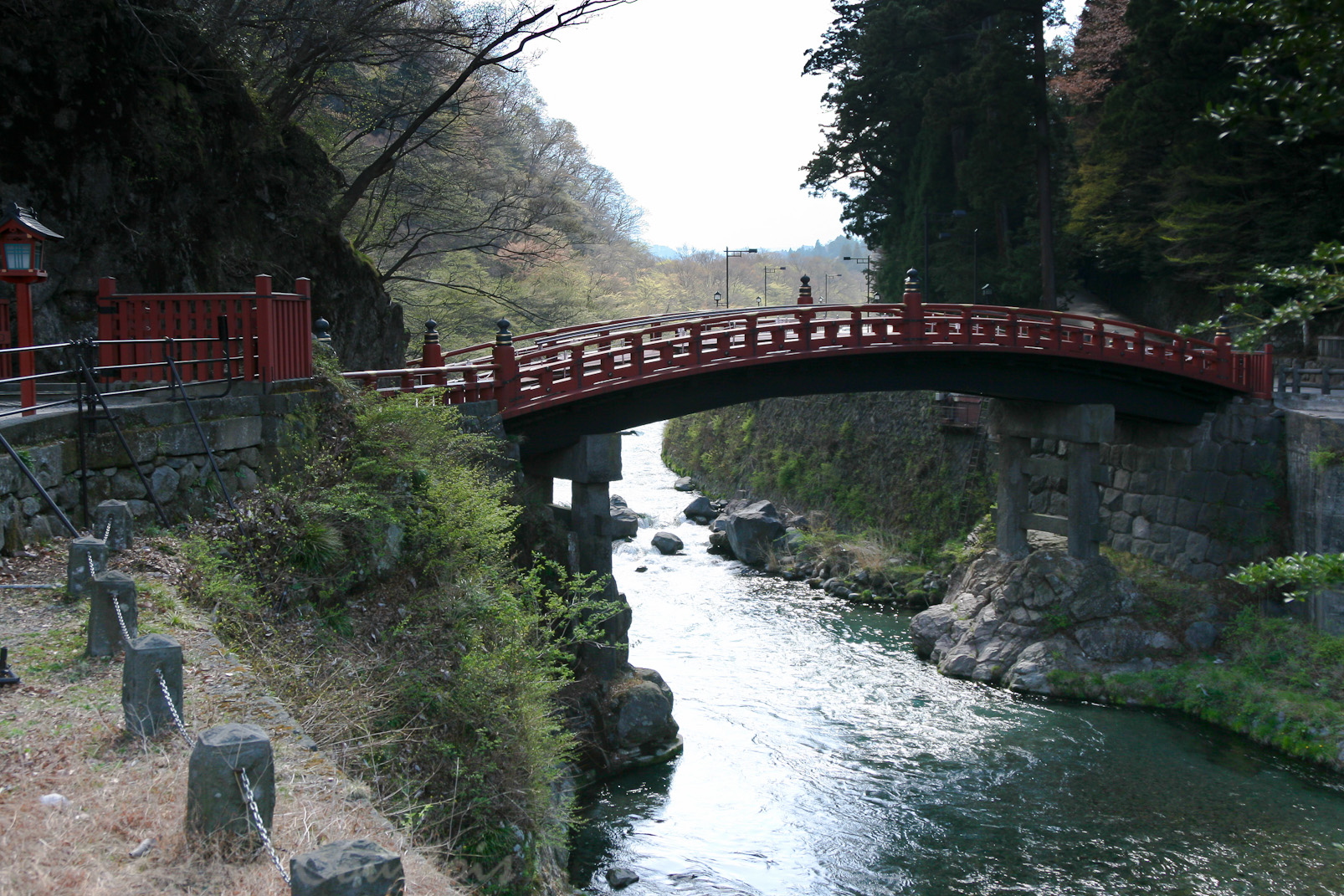 Ce pont enjambe la rivière Daiya à l'endroit où Shodo Shonin le traversa sur le dos de deux énormes serpents.