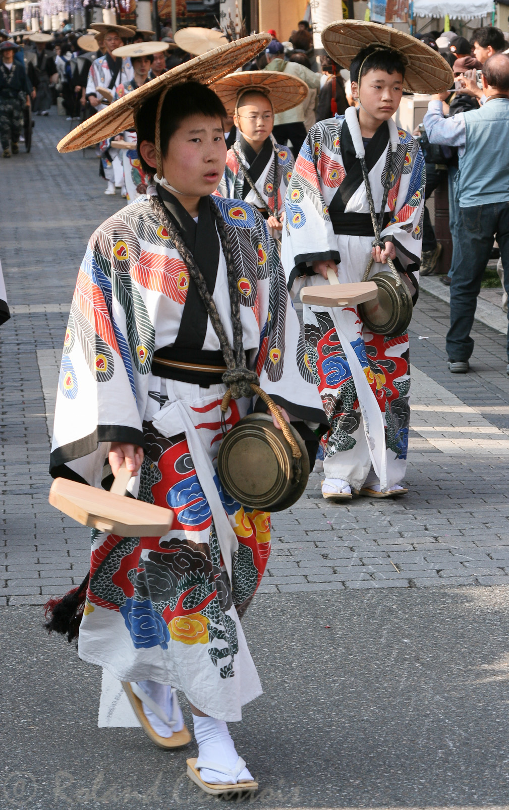 Défilé de gardes habillés en costume traditionnel de la période Edo.