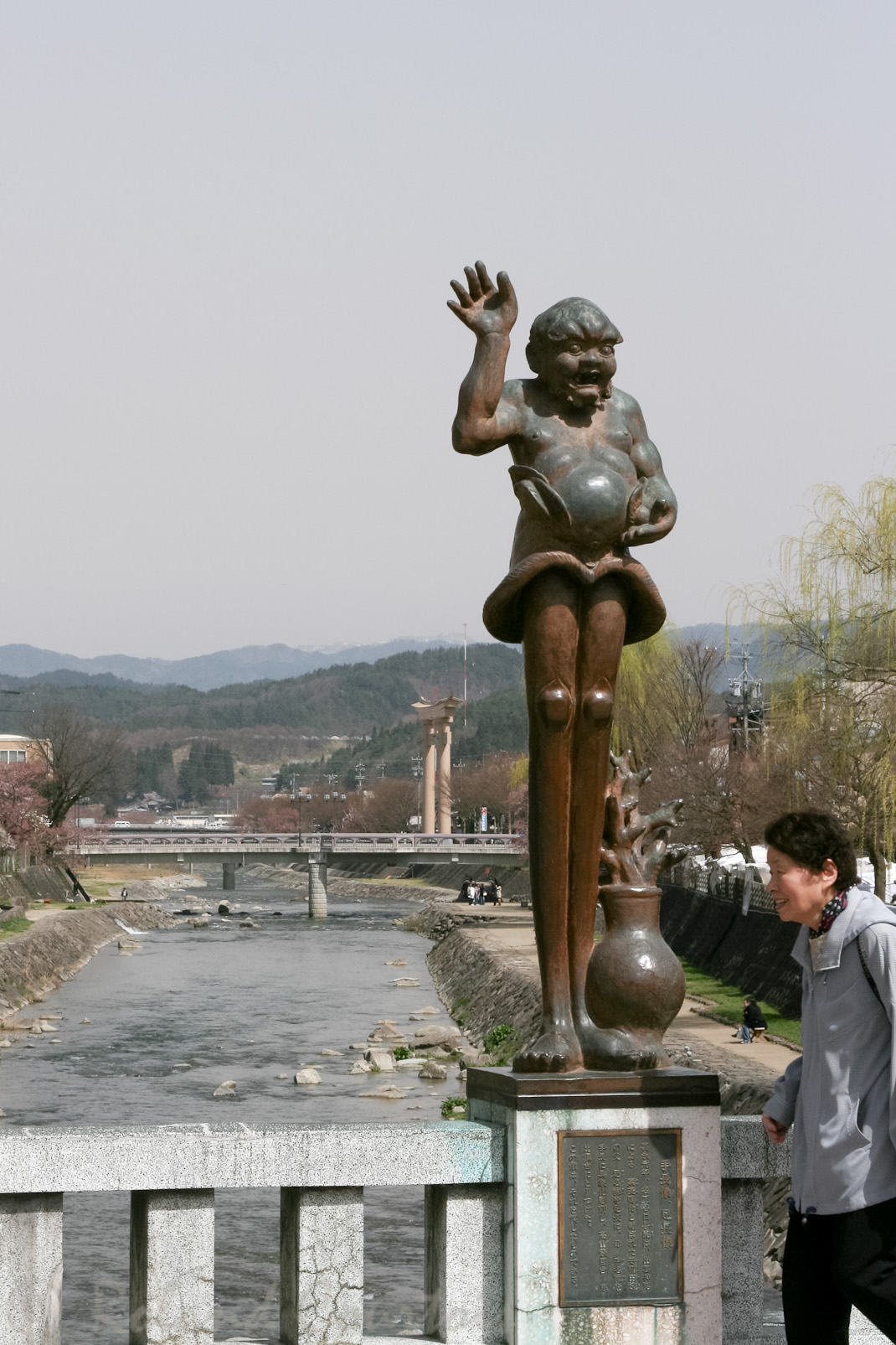 Rivière Miyagawa qui traverse Takayama. Ashi-Naga (long pied), sculpté par Yoroku Taniguchi pendant la période Edo.