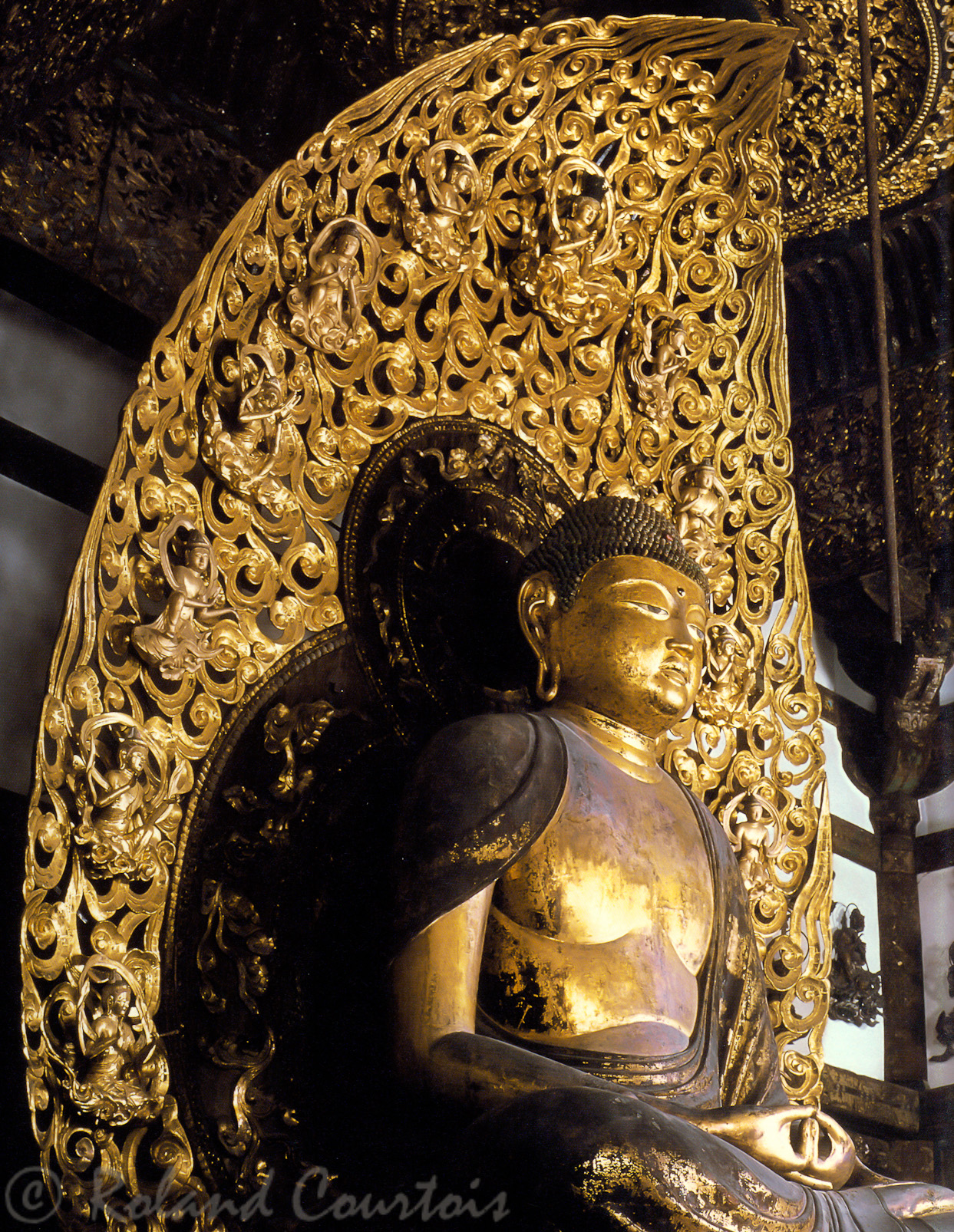Temple Byodoin. Dans le hall du Phenix, statue d'Amitabha Tathagata.