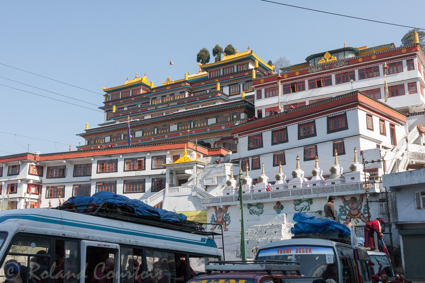 Monastère Druk Sanga Choling. C’est un monastère de la lignée Drukpa Kagu.Construit par des réfugiés dans les années 60, il a été inauguré par le Dalai Lama en 1993.