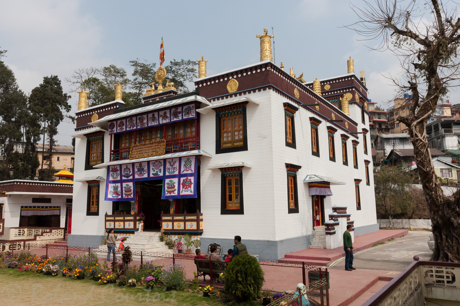 Monastère de Tharpa Choling. Restauré en 2010 et inauguré par le Dalai Lama en décembre 2010. Très beau temple sobre dans sa décoration.