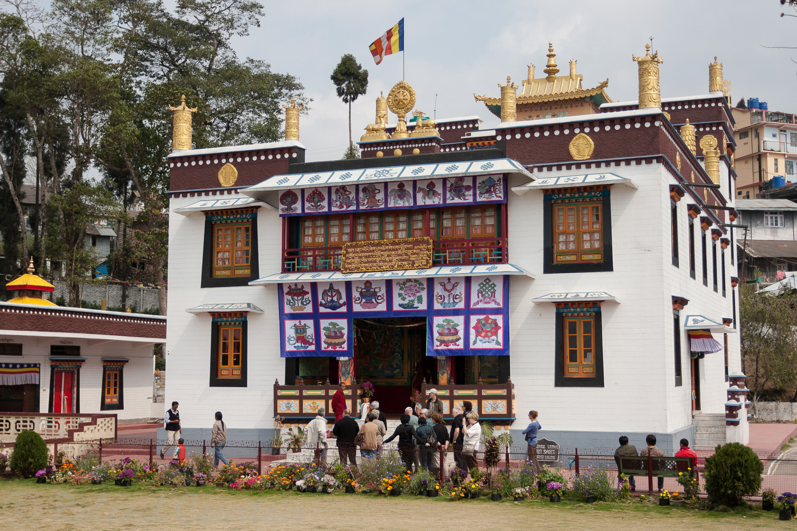 Monastère de Tharpa Choling. Restauré en 2010 et inauguré par le Dalai Lama en décembre 2010. Très beau temple sobre dans sa décoration.