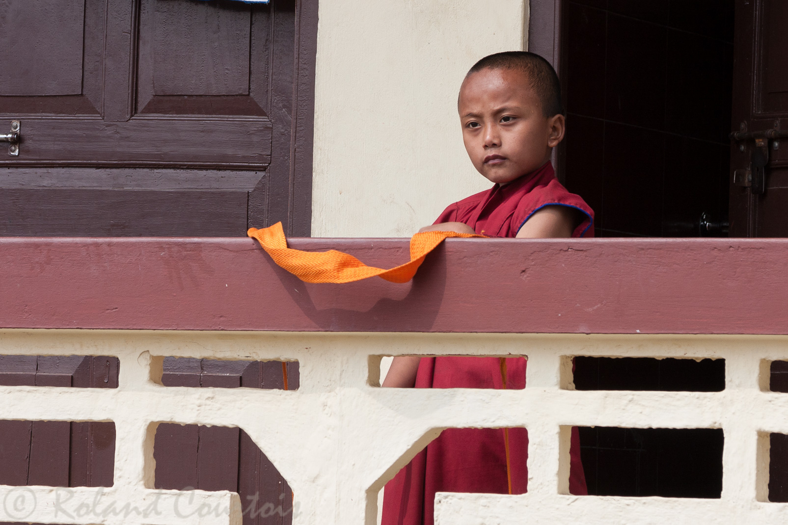 Monastère de Tharpa Choling. Jeune moine.