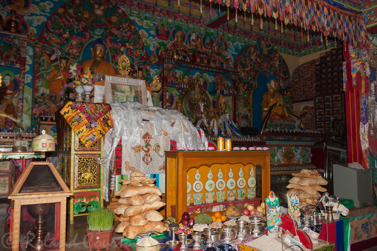 Monastère de Tharpa Choling. L'intérieur est richement décoré. Offrandes reçues des pélerins pour les repas des moines.