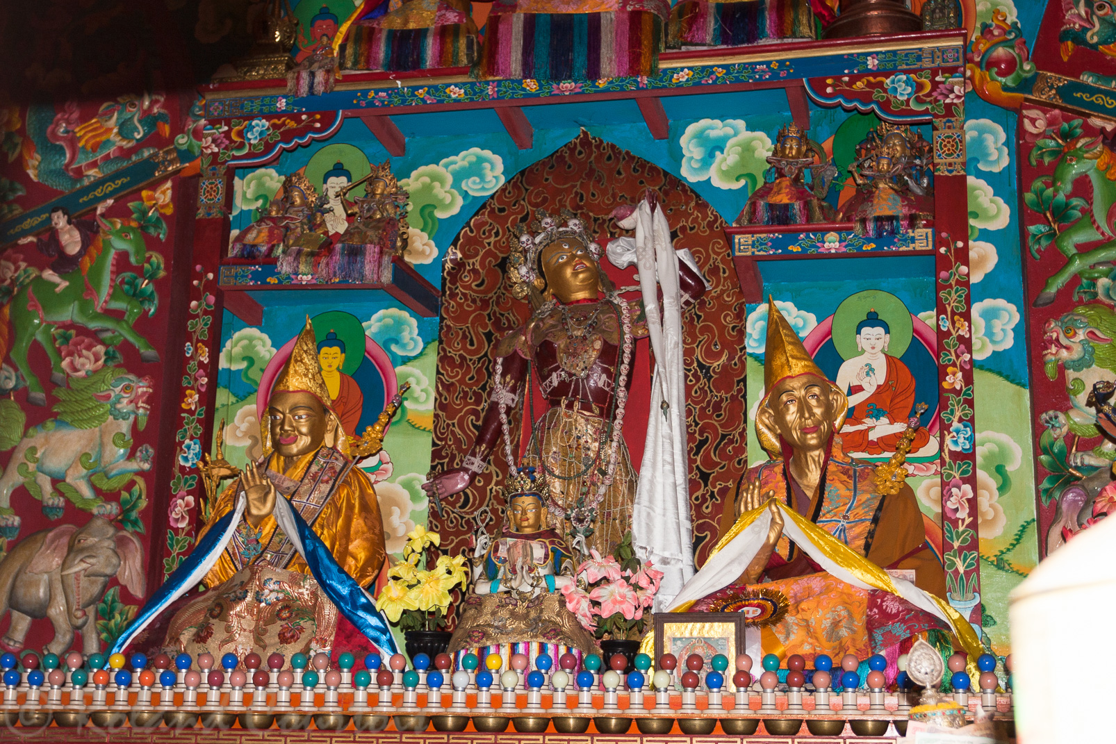 Monastère de Tharpa Choling. L'intérieur est richement décoré.