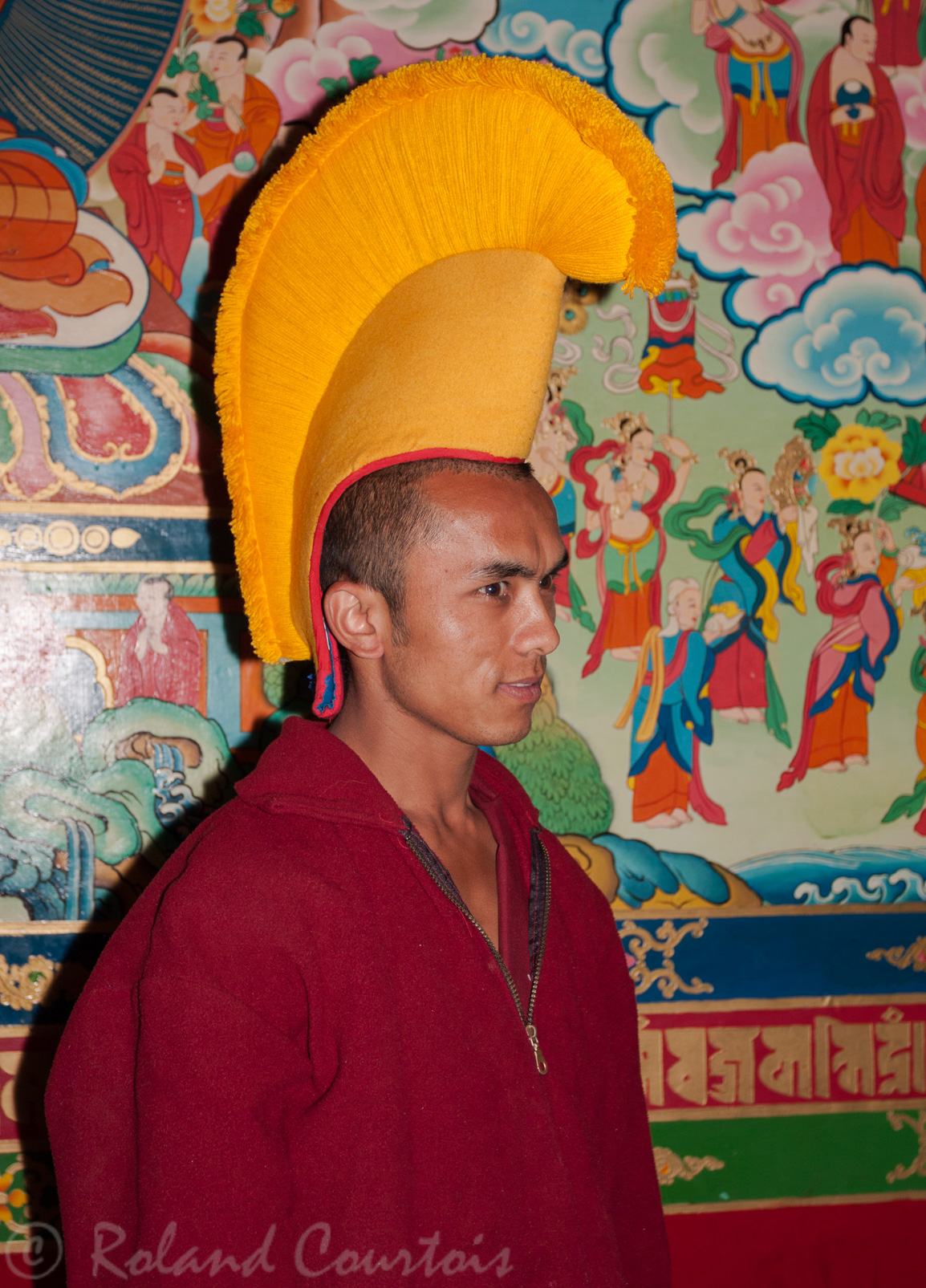 Monastère de Tharpa Choling. Les différentes couleurs des coiffes des moines. Les jaunes de la lignée du Dalai Lama et les rouges pour les trois autres lignées.