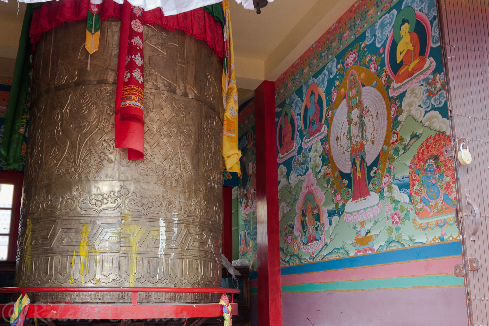 Monastère de Tharpa Choling.  Tambour monté dans une petite construction à part.