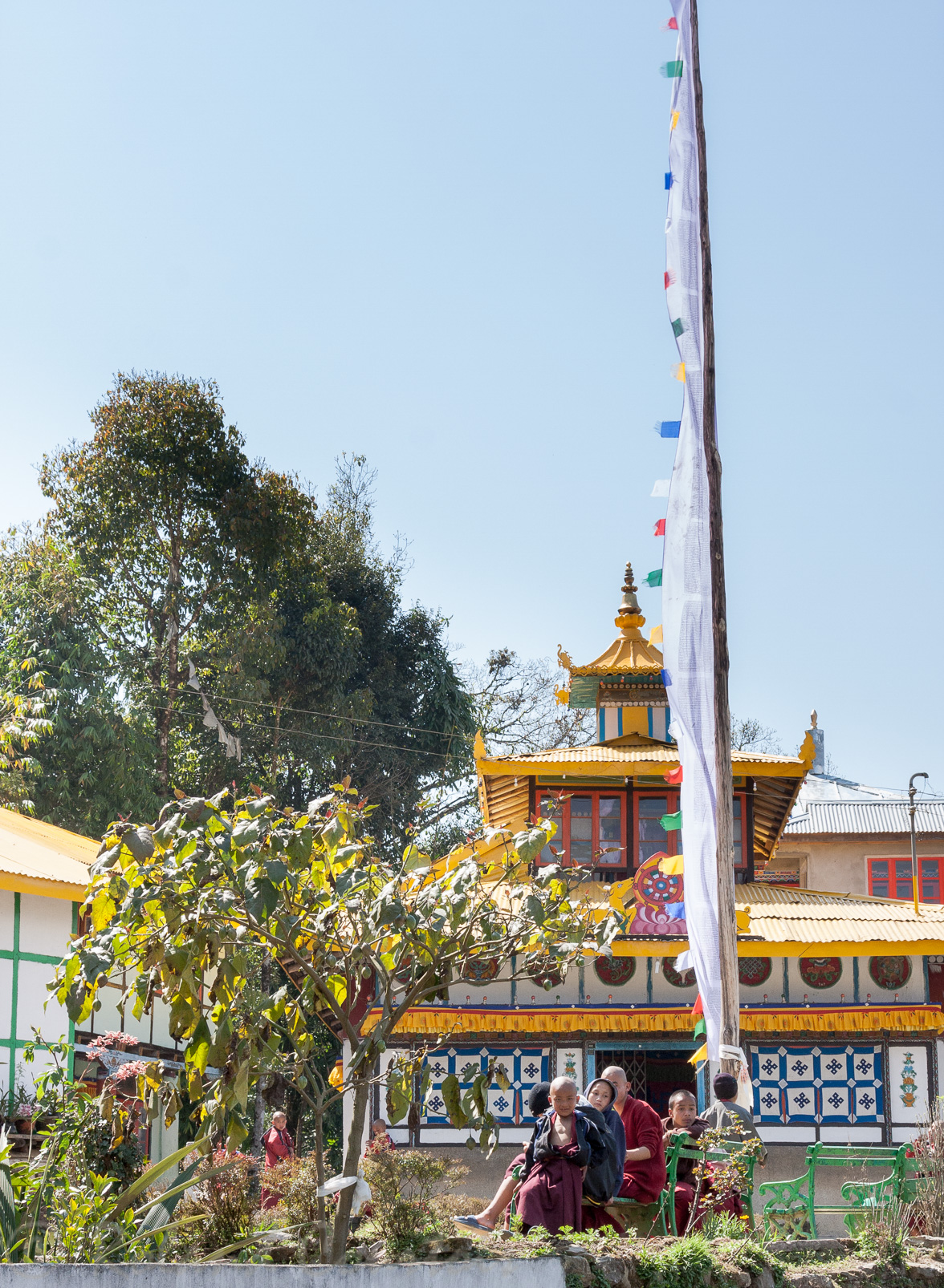 Le petit monastère Yungdurng Bön où des petits moines se préparent pour recevoir la visite d’une donatrice. Ici le mat de prière est monté avec un nouveau drapeau.