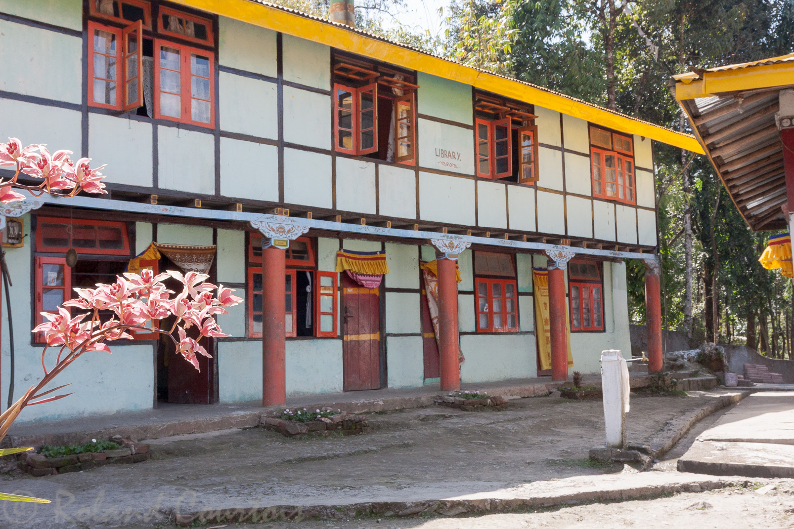 Visite du petit monastère Yungdurng Bön .  Ici une bibliothèque et une façade bien repeinte.