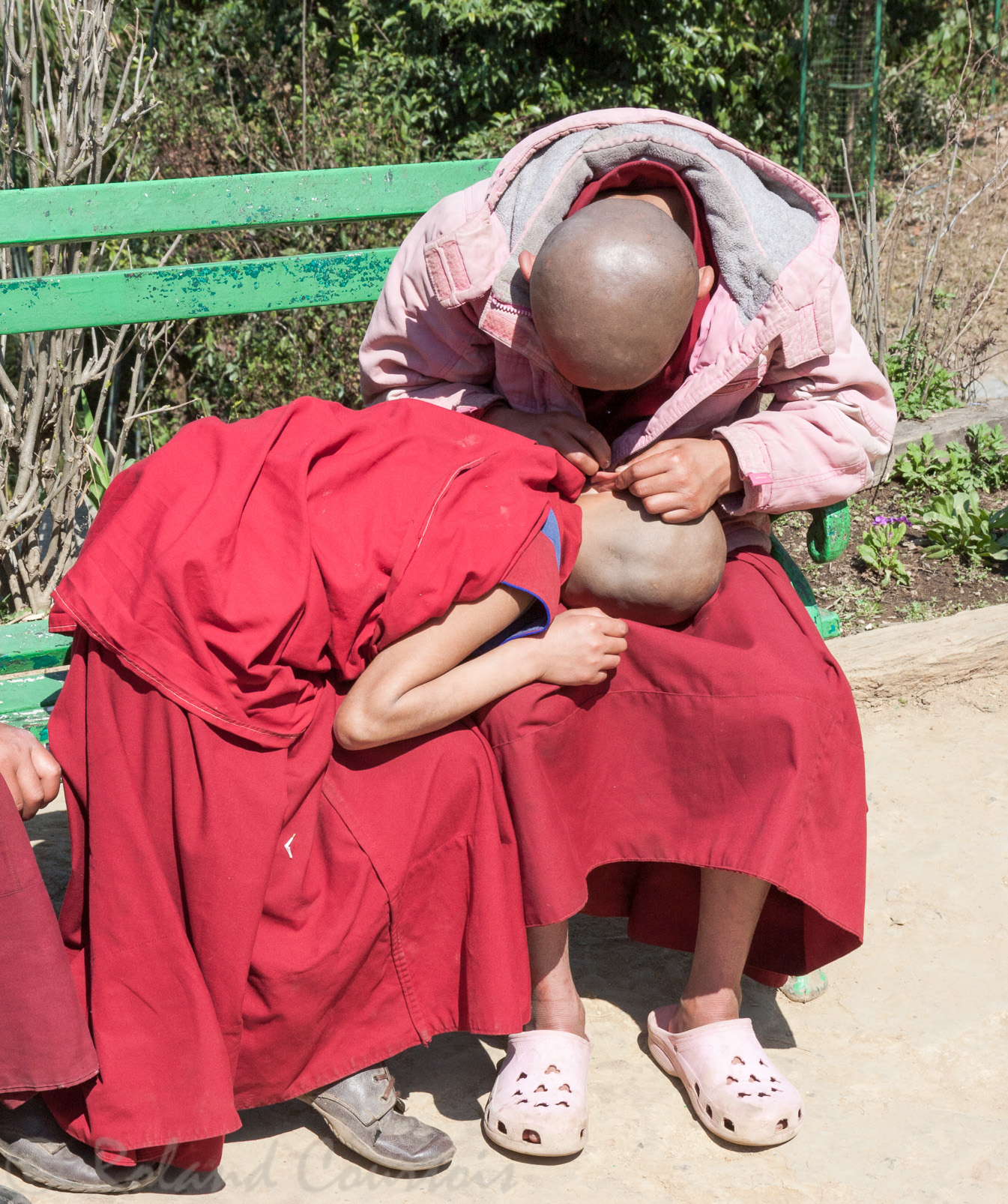 Devant le petit monastère Yungdurng Bön . des petits moines se préparent pour recevoir la visite d’une donatrice. Tout doit être propre pour l'occasion !