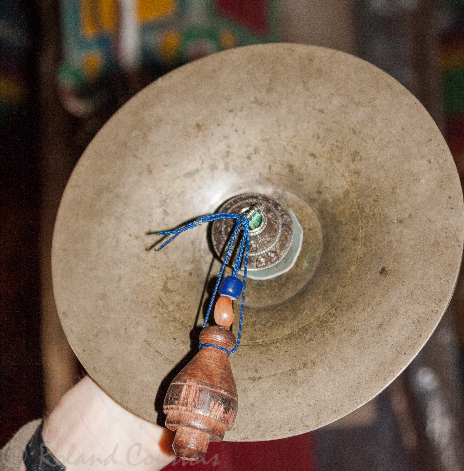 Monastère Yungdurng Bön. Cloche utilisée par les Böns.