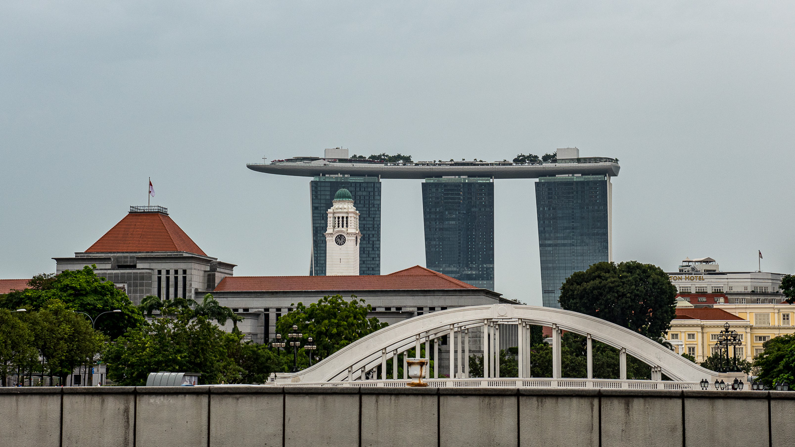 Marina Bay Sands, vu depuis le centre historique de Singapour.