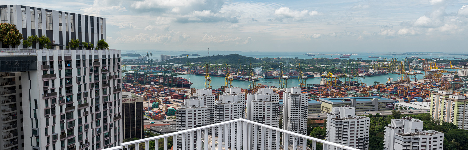 Vues depuis le sommet du Pinacle@Duxton sur le port de Singapour.