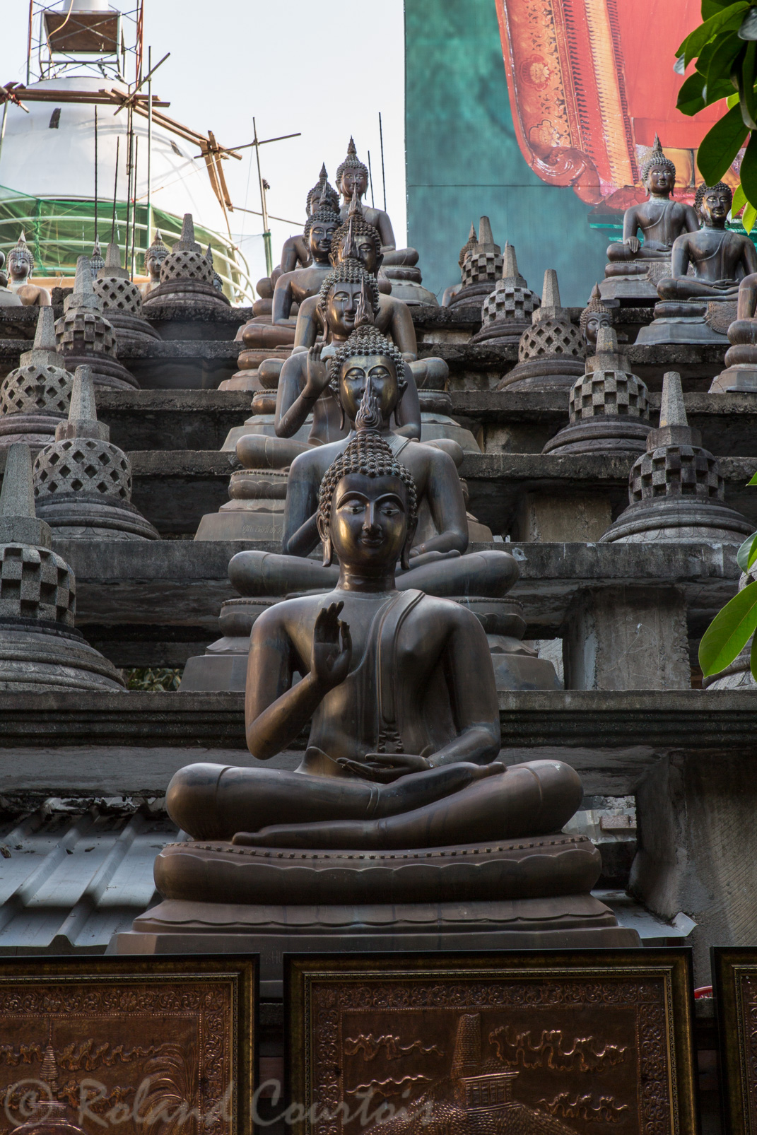 Temple bouddhiste Gangaramaya. Petits Bouddha et stupas comme à Borobudur.
