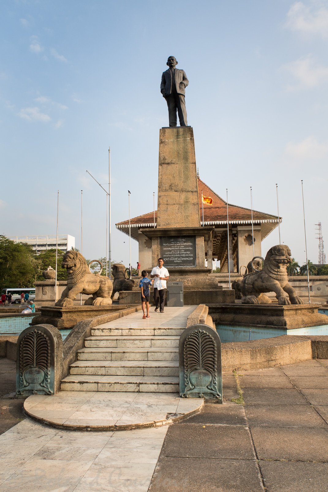 Place de l'Indépendance. Avec le lion, symbole du Sri Lanka. Statue du premier Premier ministre du pays indépendant, Don Stephen Senanayake.