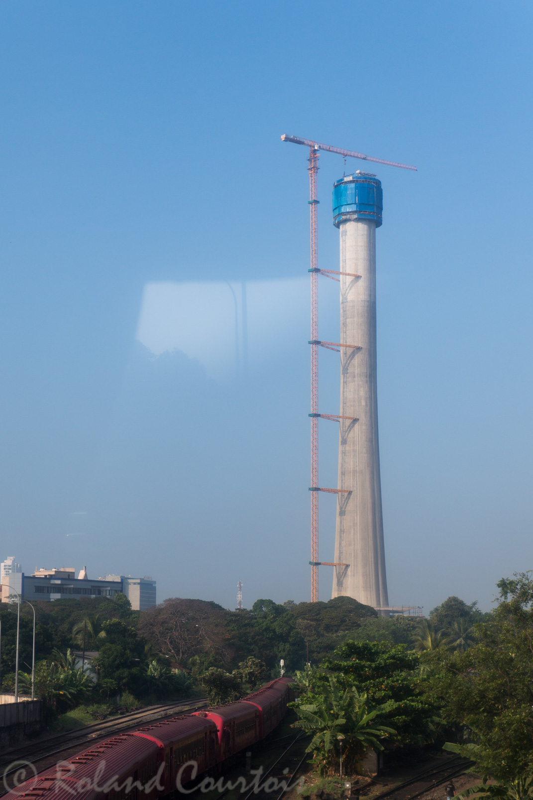 La tour de la télévision, en construction, aura la forme d'une fleur de lotus et sera dominé par un restaurant surplombant toute la ville de Colombo.