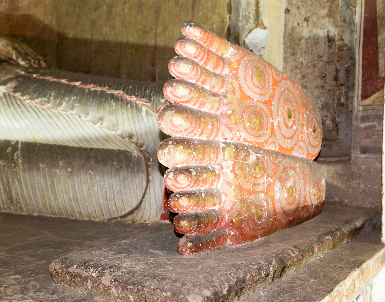 Grottes de Dambulla. Les pieds du grand Bouddha couché.