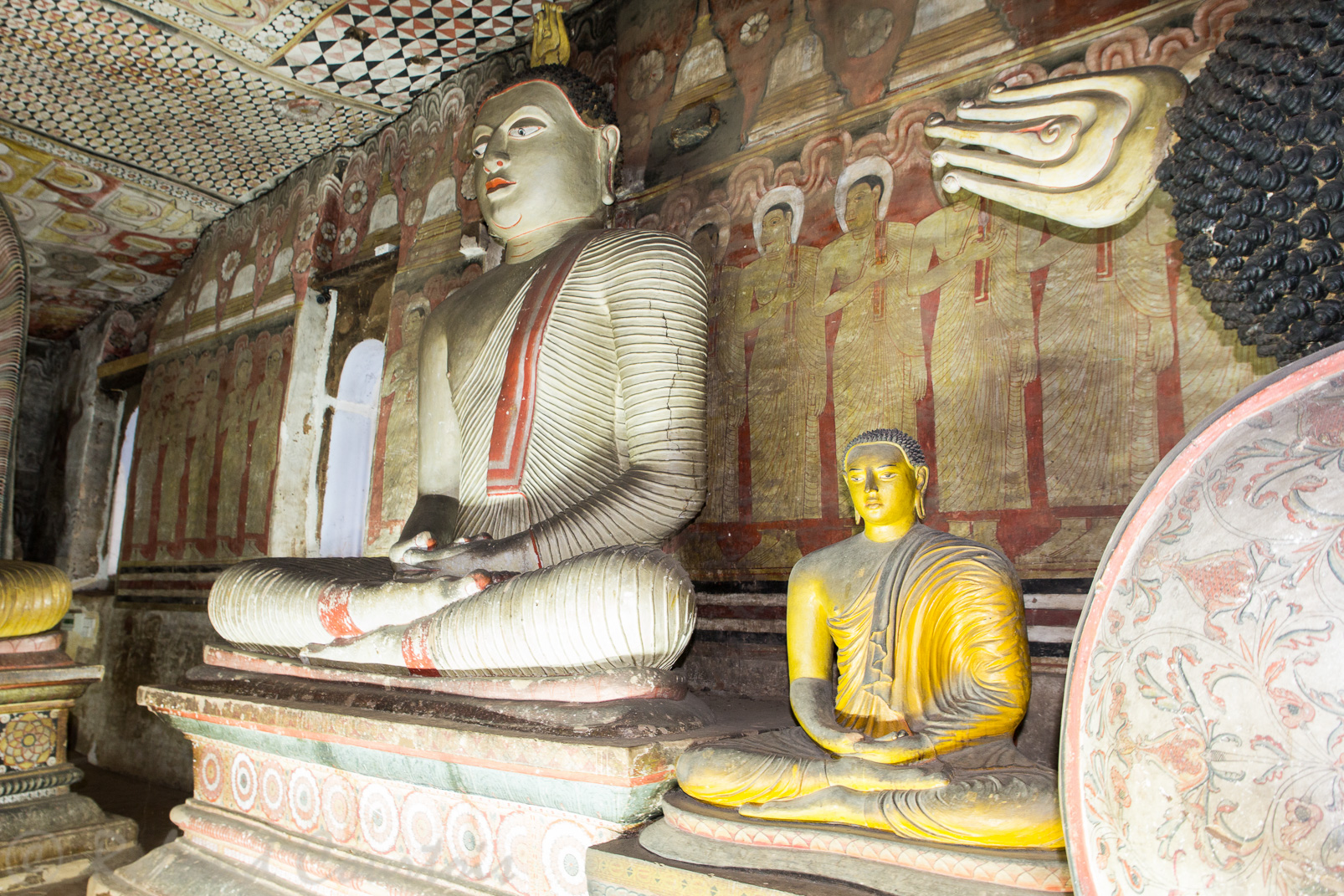 Ces grottes datent du 1er siècle avJC  mais décorées au 18ème sur commande des rois de Kandy.