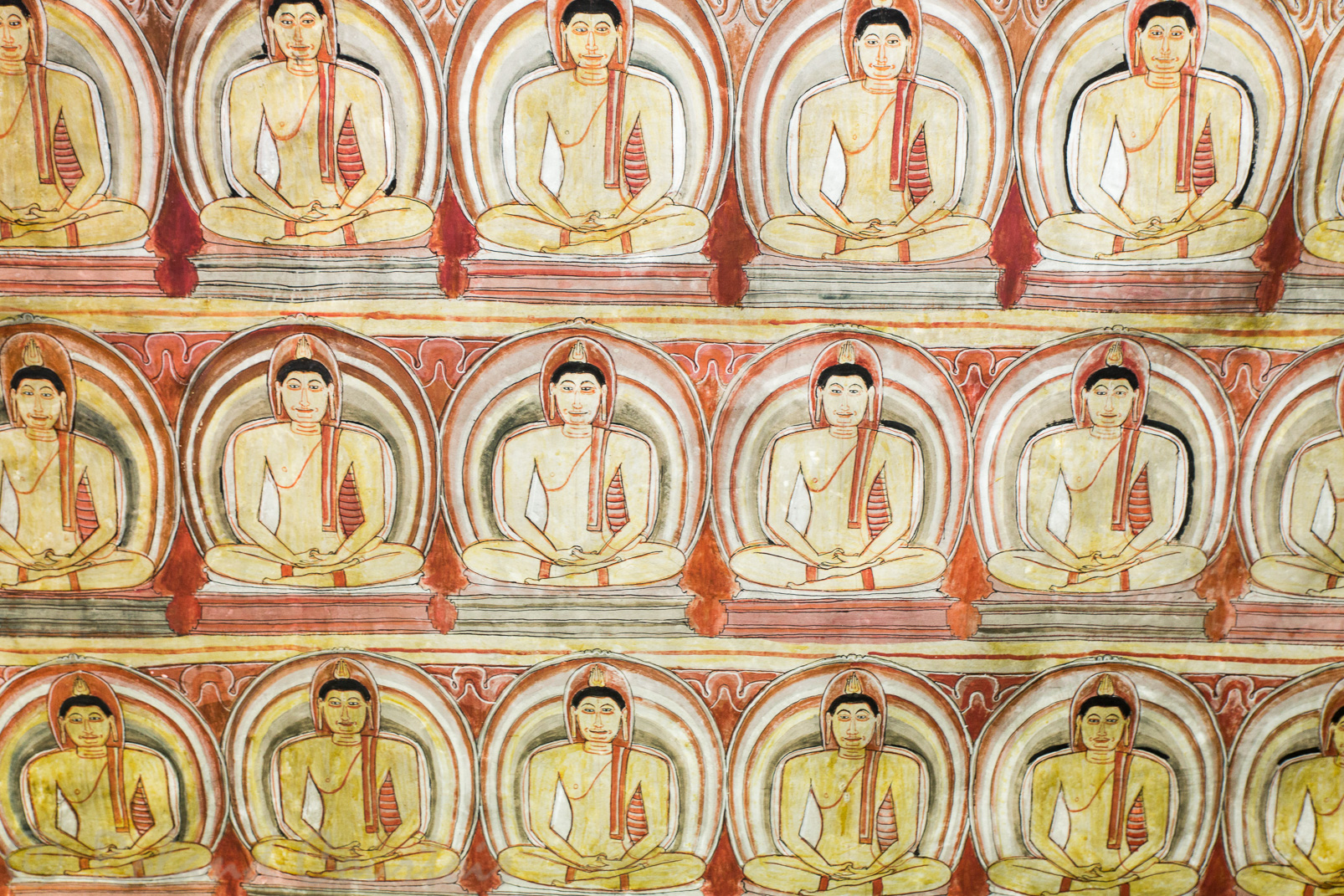 Grottes de Dambulla. De très nombreuses peintures de bouddhas pour obtenir une accumulation de mérites.